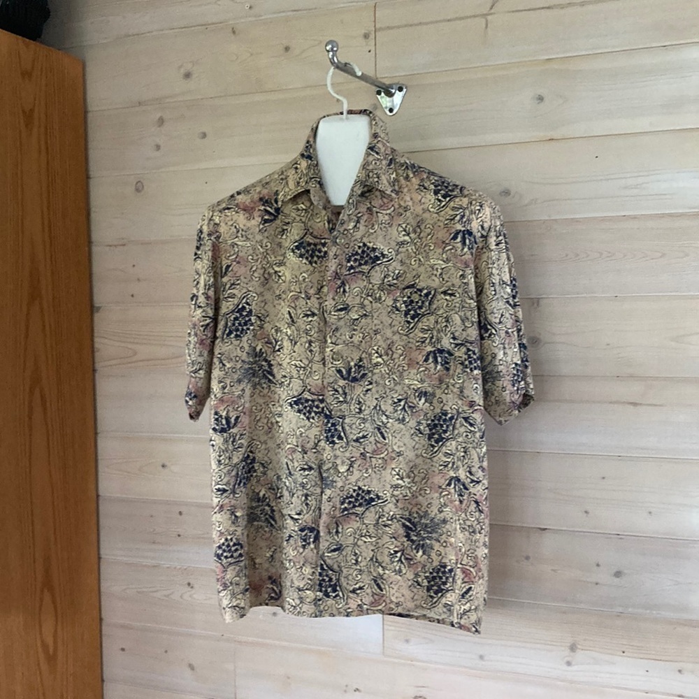 Untied Men’s Medium Button Down Hawaiian Style Shirt. 100% Easy Care Rayon.